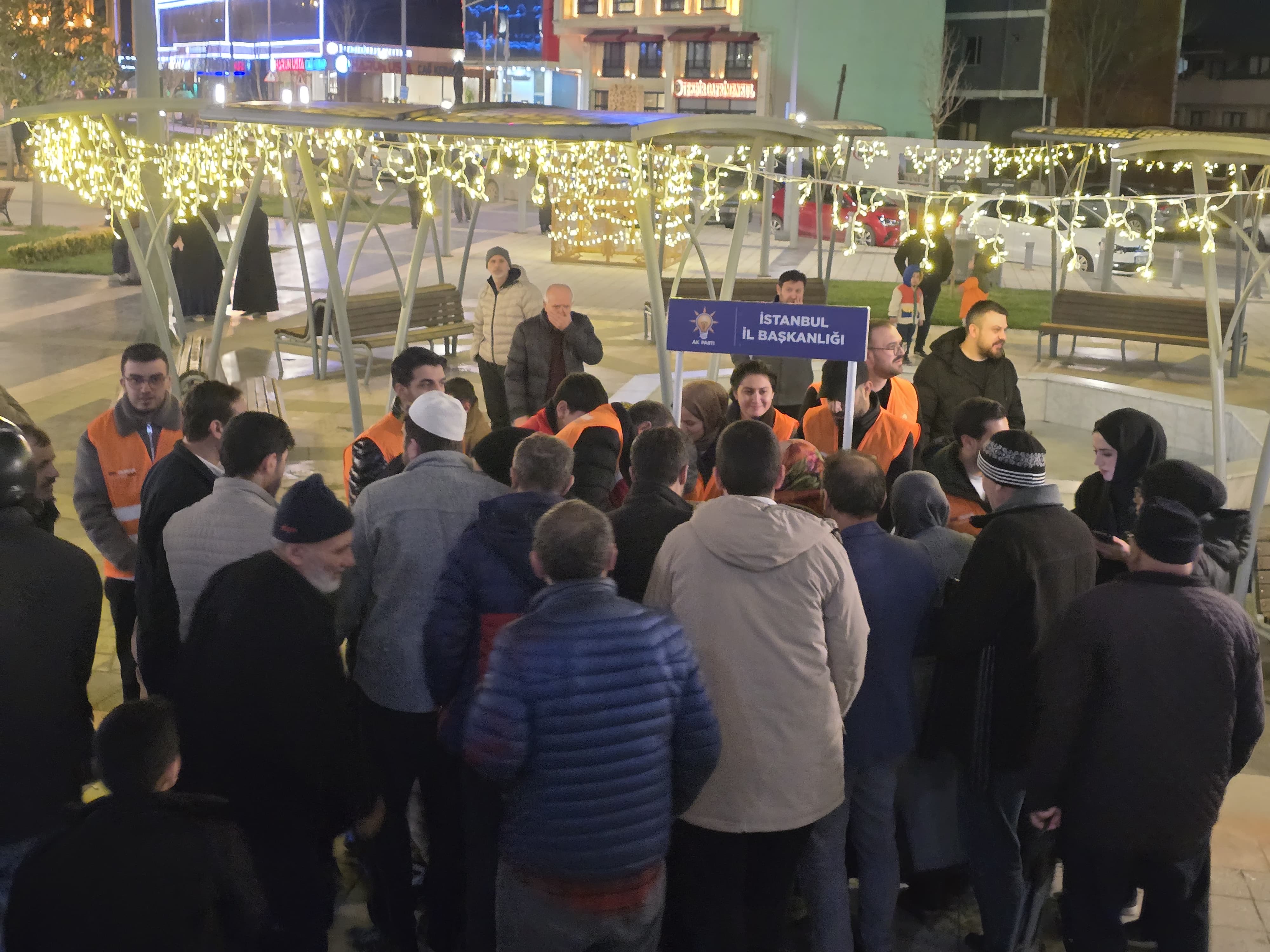 Teravi namazı sonrası camilerde lokum ikramında bulunduk