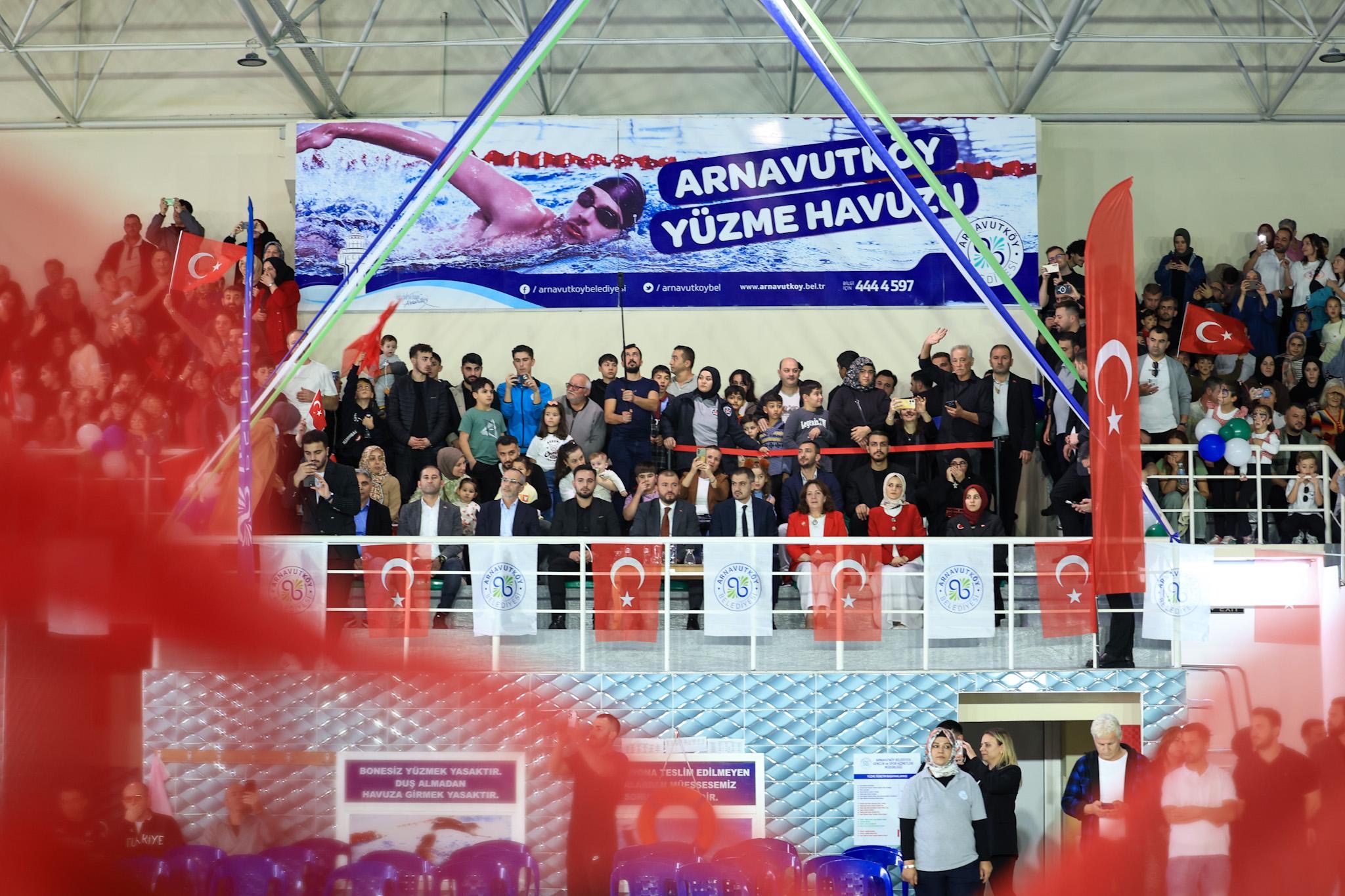 Cumhuriyet Bayramı onuruna düzenlediğimiz resmi tören, okul gösterileri ve yüzme yarışlarıyla bayram coşkumuzu doruğa çıkardık.