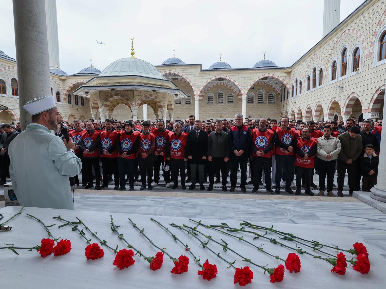 Şanlıurfa ve Kahramanmaraş’ta hayatını kaybeden öğretmenimiz ve öğrencilerimiz için Taşoluk Yeşil Camii’nde, Belediye Başkanımız Mustafa Candaroğlu ve vatandaşlarımızın katılımıyla temsili cenaze namazımızı eda ettik.