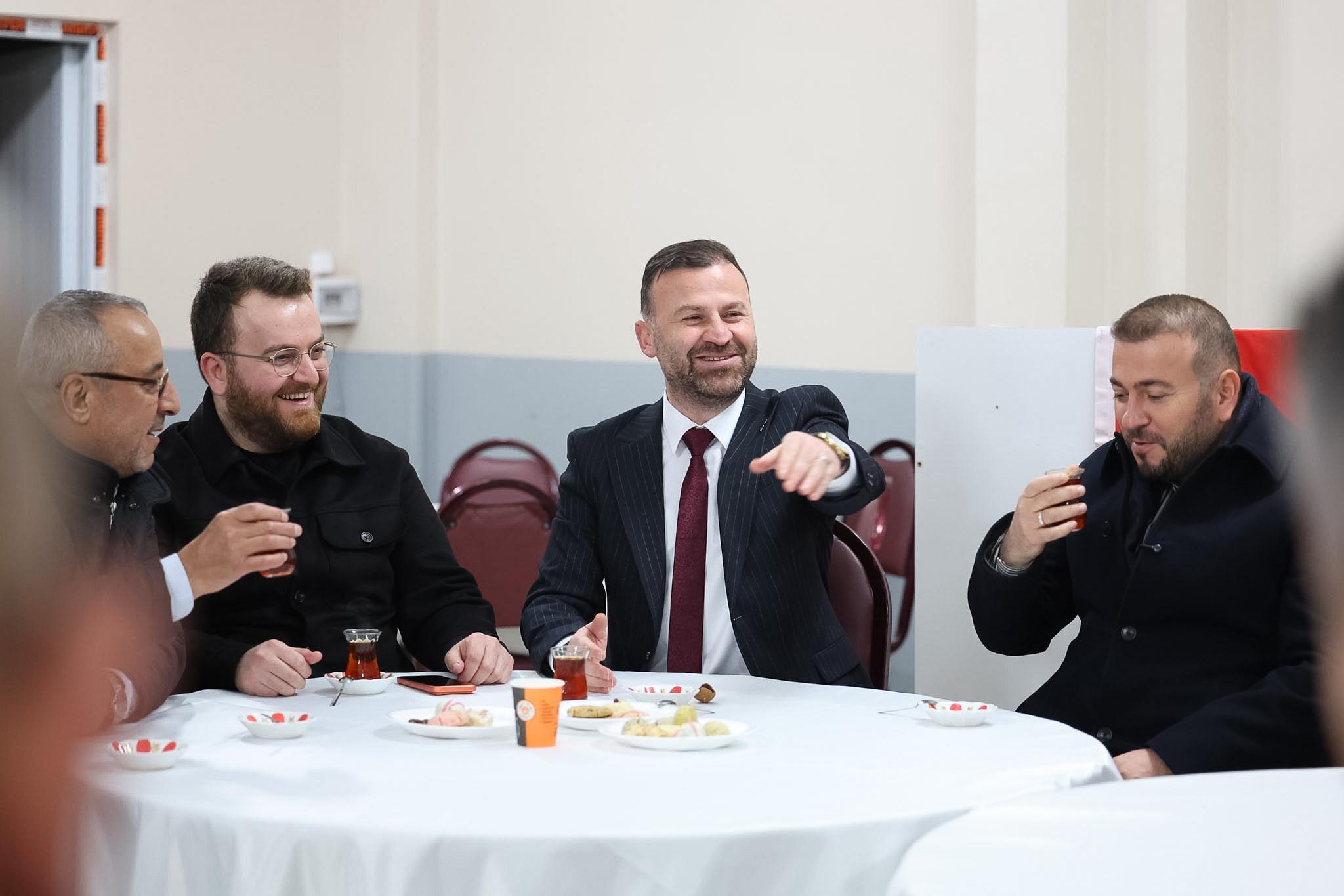 İftar programımızın ardından Sivas Zara Çaylı Köyü Derneğimizde Belediye Başkanımız Mustafa Candaroğlu ile birlikte çay eşliğinde samimi bir muhabbet gerçekleştirdik.
